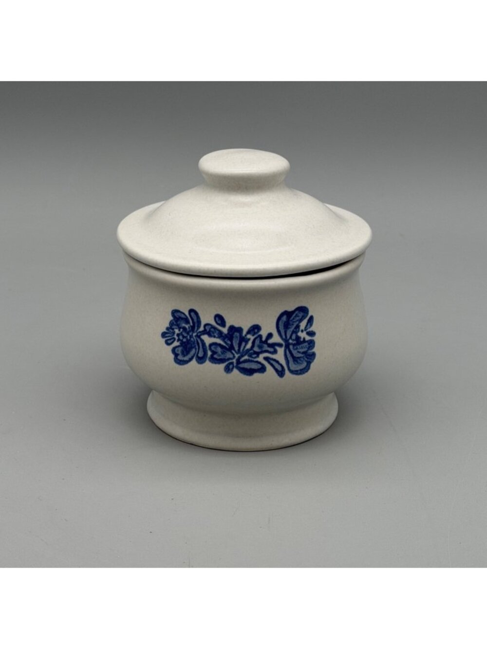 Pfaltzgraff Yorktowne Stoneware Sugar Bowl & Lid Blue Floral Design 4" Tall 22Y
